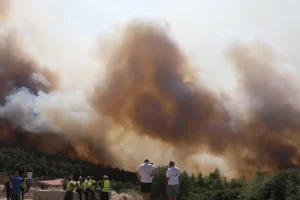 Η μάχη με τη φωτιά επικεντρώνεται στο Κανδήλι – Αδιάκοπες αναζωπυρώσεις και συνεχείς επιχειρήσεις από αέρα και έδαφος