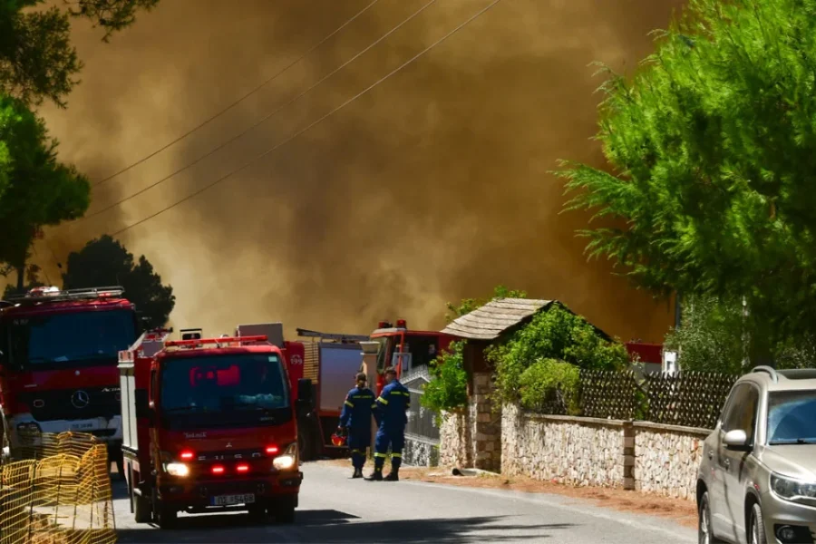 Μαίνεται η φωτιά στη Δυτική Αττική, στον οικισμό της Αγίας Σκέπης πέρασαν οι φλόγες, στη μάχη 7 εναέρια και πάνω από 450 πυροσβέστες
