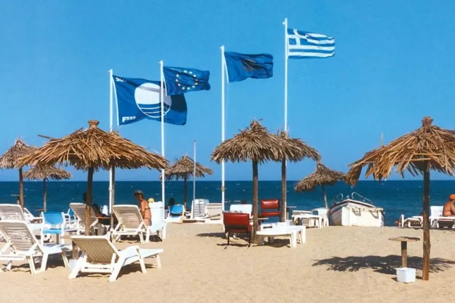 Γαλάζιες Σημαίες 2026: Αυτές είναι οι 17 καλύτερες ακτές στην Αττική