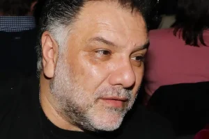 Γρηγόρης Αρναούτογλου: Το συγκινητικό «αντίο» στον Νίκο Καλογερόπουλο λίγες ώρες πριν από την κηδεία του