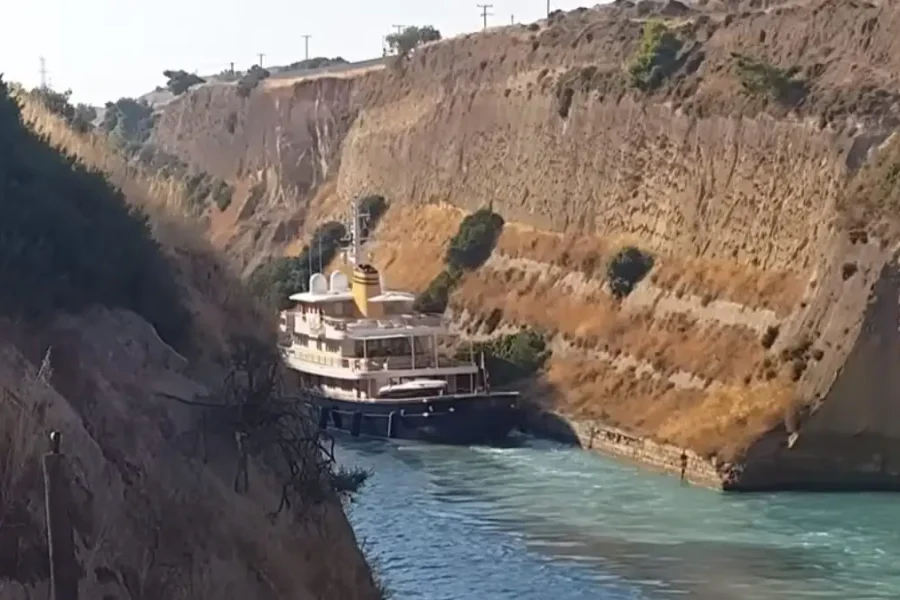 Ισθμός Κορίνθου: Η στιγμή που θαλαμηγός 56 μέτρων «βρήκε» στα τοιχώματα