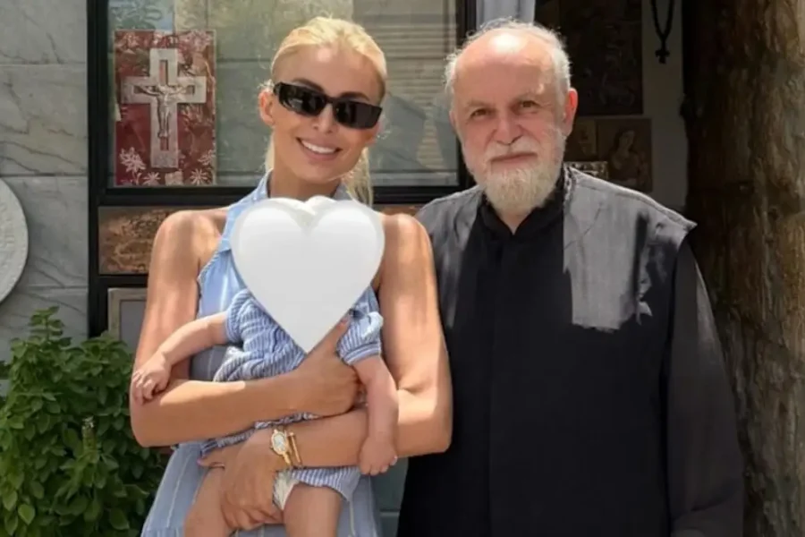 Η Κατερίνα Καινούργιου επισκέφτηκε με την κόρη της τον πνευματικό της στα Χανιά