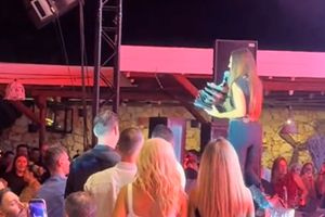 Χαμός σε συναυλία της Καλλιμάνη στην Ηγουμενίτσα: Θαμώνας της πέταξε λουλούδια στο πρόσωπο – «Εσένα σ’ αρέσει αυτό»