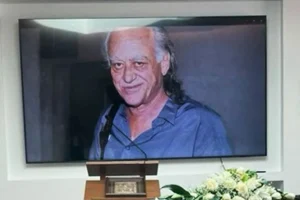 Σε κλίμα συγκίνησης και με το αγαπημένο του τραγούδι αποτεφρώθηκε ο Νίκος Καλογερόπουλος στη Ριτσώνα