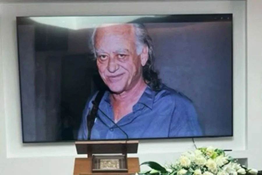 Σε κλίμα συγκίνησης και με το αγαπημένο του τραγούδι αποτεφρώθηκε ο Νίκος Καλογερόπουλος στη Ριτσώνα