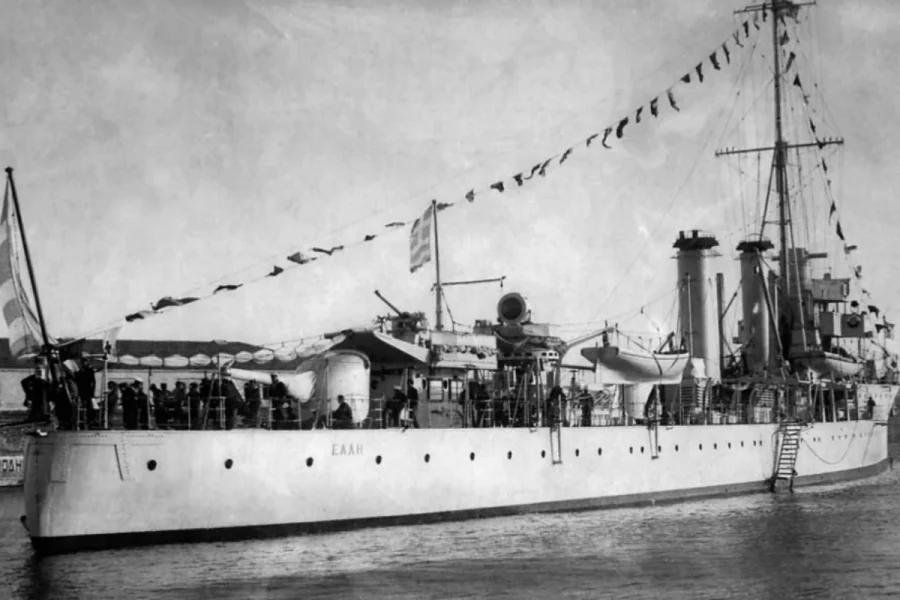 Δεκαπενταύγουστος 1940: 86 χρόνια από τον τορπιλισμό της «Έλλης» στο λιμάνι της Τήνου – Το χρονικό