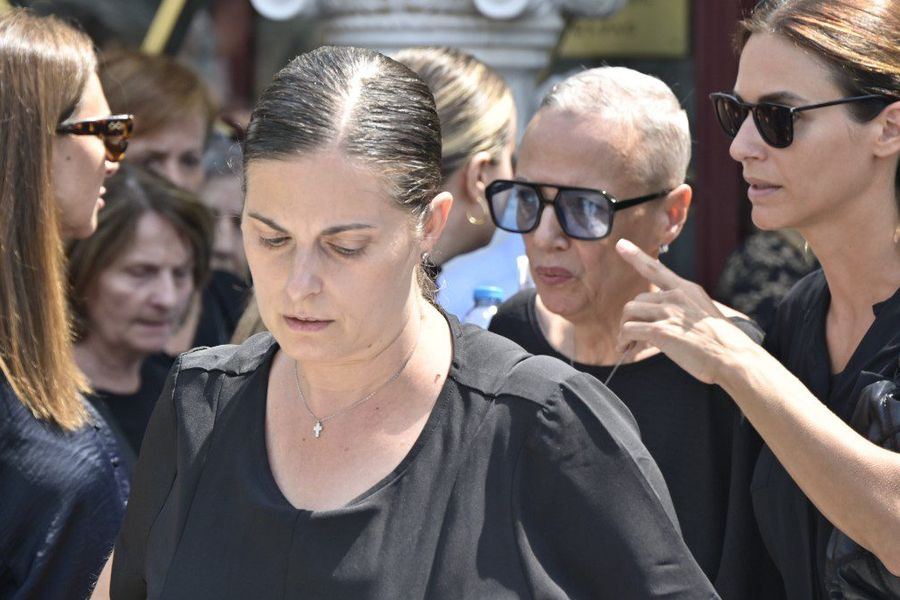 Κηδεία Κόκοτα: «Λύγισε» ο επικήδειος της συζύγου του – «Εδώ μέσα βρίσκεται το σώμα που γνώρισα»