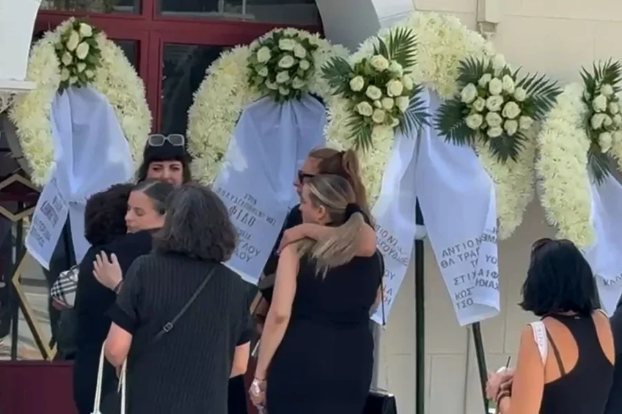 Πλήθος κόσμου στην κηδεία του Δημήτρη Κόκοτα, συντετριμμένη η σύζυγός του