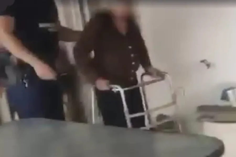 Συγκλονιστικό βίντεο από τον Κουβαρά: Η στιγμή που αστυνομικοί απομακρύνουν ηλικιωμένη ενώ οι φλόγες έχουν μπει στο σπίτι της