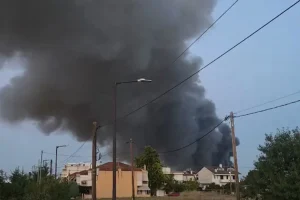 Μεγάλη φωτιά σε εργοστάσιο με πλαστικά στη Λάρισα
