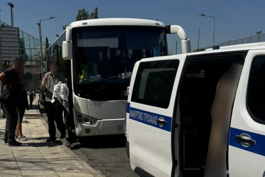 Ταυτοποιήθηκε 48χρονη οδηγός λεωφορείου που έκανε παράνομη αναστροφή στην Αθηνών-Σουνίου