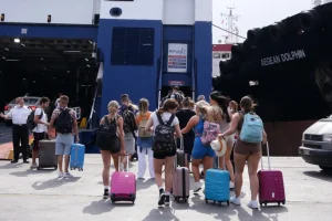 Αυξημένη κίνηση στα λιμάνια της Αττικής, 80.000 ταξιδιώτες φεύγουν για τις τελευταίες ημέρες του Αυγούστου