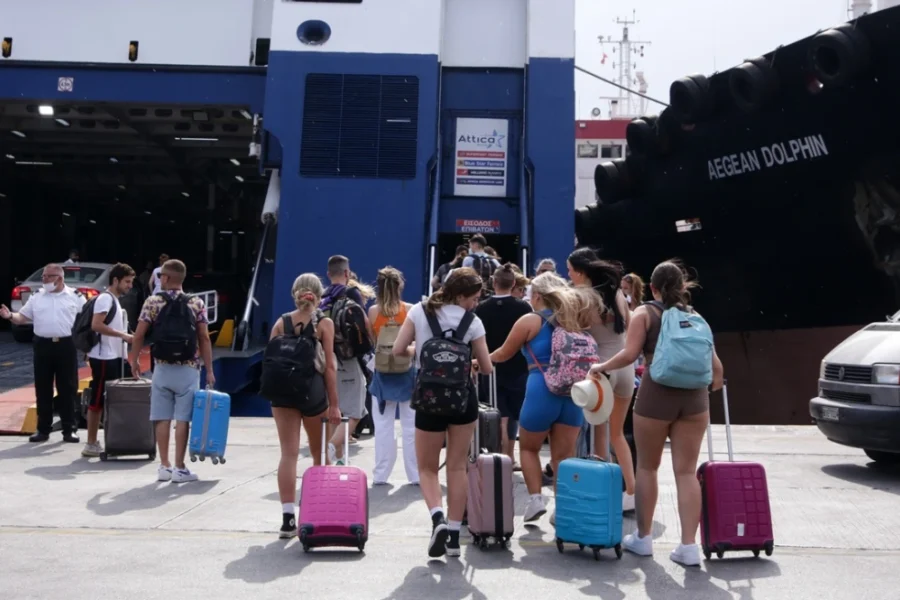 Αυξημένη κίνηση στα λιμάνια της Αττικής, 80.000 ταξιδιώτες φεύγουν για τις τελευταίες ημέρες του Αυγούστου