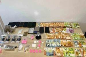 Επιχείρηση της ΕΛΑΣ στη Μύκονο: Έπιασαν κύκλωμα ναρκωτικών με ροζ κοκαΐνη, ecstasy και χιλιάδες ευρώ κέρδη
