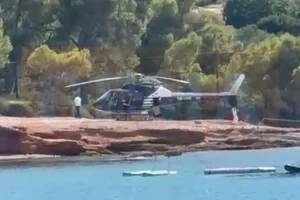 Συνελήφθη επιβάτης του ελικοπτέρου στις Σπέτσες – Τον είδαν να πετάει ένα σακουλάκι με ναρκωτικά