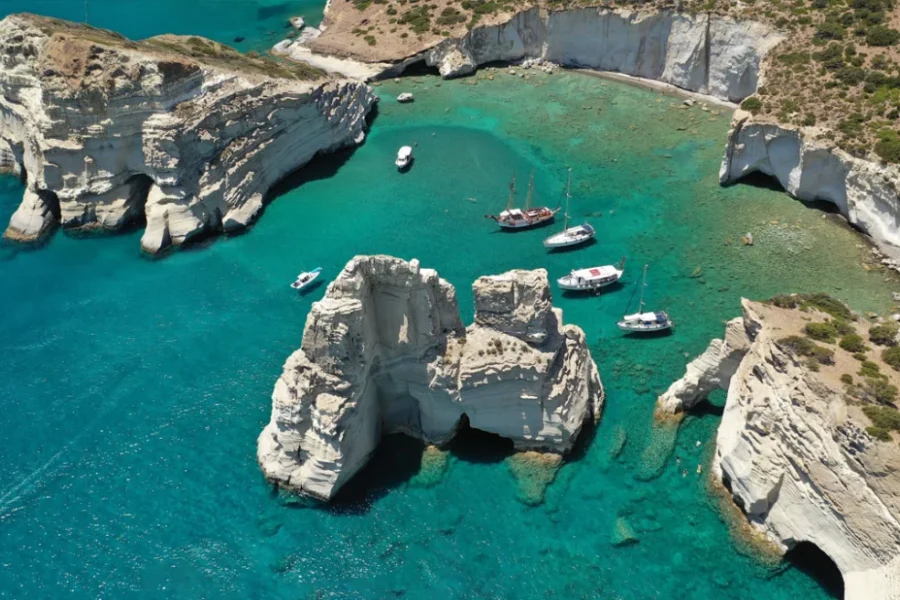 Τουρίστρια τραυματίστηκε μετά από αποκόλληση βράχων στο Κλέφτικο της Μήλου