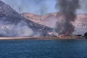 Χωρίς ενεργό μέτωπο η φωτιά στον Θάνο Λήμνου: 112 για εκκένωση δύο περιοχών, απομακρύνθηκαν 59 κάτοικοι δια θαλάσσης, δείτε βίντεο