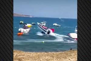 Ατζαμής χειριστής σκάφους έχασε τον έλεγχο και… καβάλησε δύο ακόμη πλοιάρια