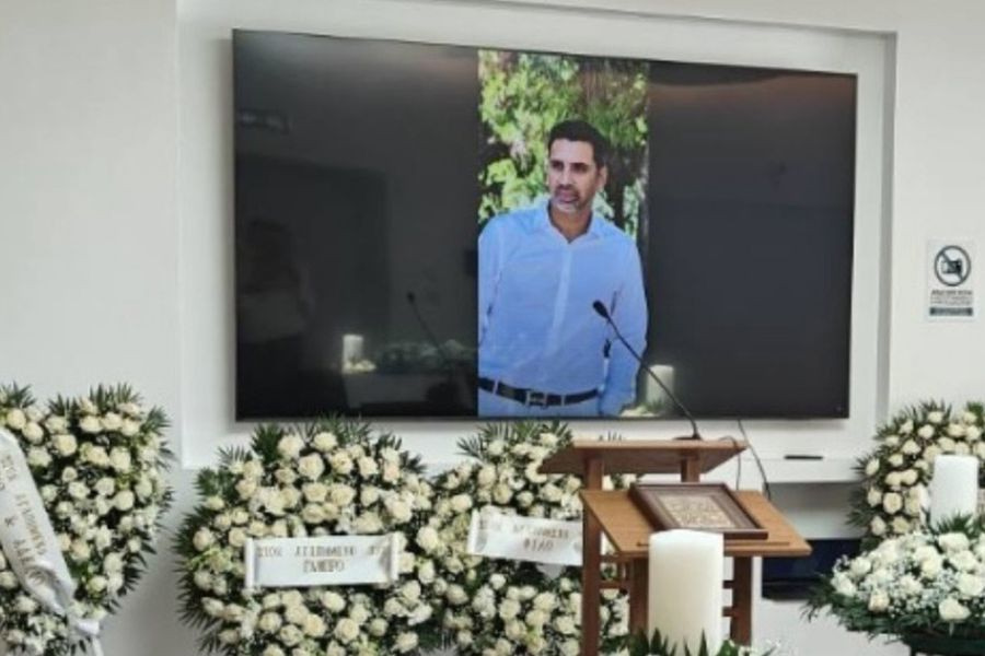 Αριστοτέλης Δαμίγος: Σε κλίμα οδύνης έγινε η αποτέφρωση του συντονιστή που σκοτώθηκε μετά τη σύγκρουση ελικοπτέρων στην Ψάθα, φωτογραφίες