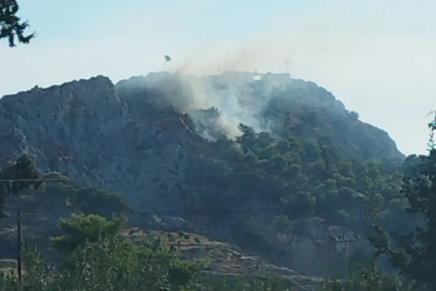 Οριοθετήθηκε η φωτιά στον Προφήτη Ηλία Σαλαμίνας