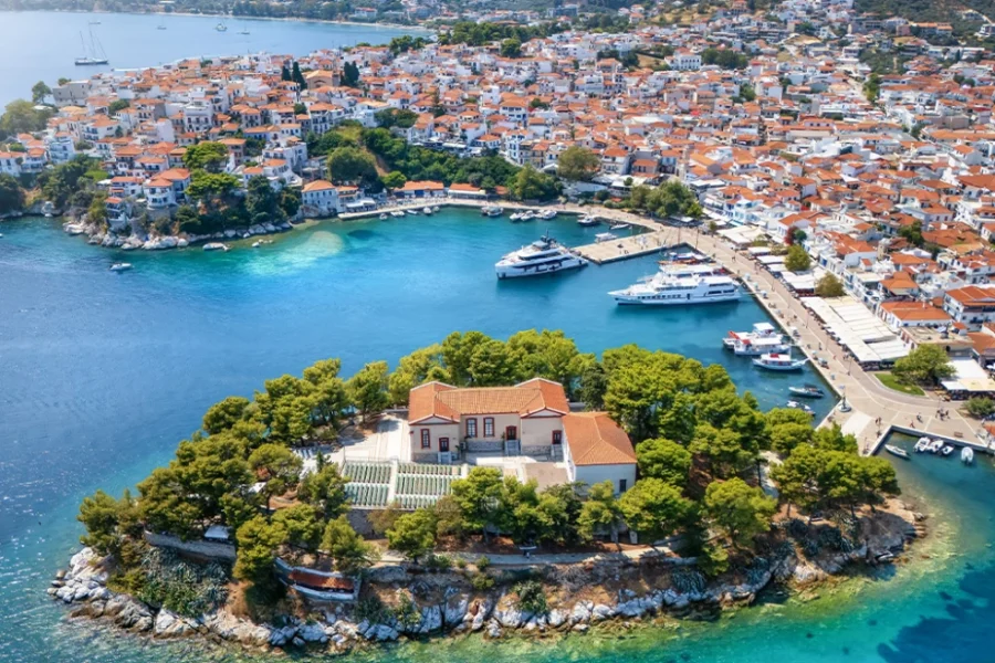 Ταλαιπωρία για επιβάτες στη Σκιάθο, πλοίο συγκρούστηκε με θαλάσσιο ταξί