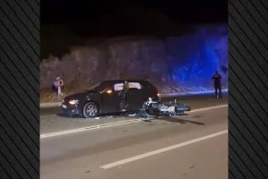 Σοβαρό τροχαίο από αναστροφή ΙΧ στην Αθηνών-Σουνίου: Συγκρούστηκε με μηχανή της ΔΙΑΣ, δύο αστυνομικοί τραυματίες