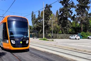 Αιματηρή επίθεση στη Βούλα: Άνδρας τραυμάτισε επιβάτη με σπασμένο μπουκάλι μέσα στο τραμ και εξαφανίστηκε