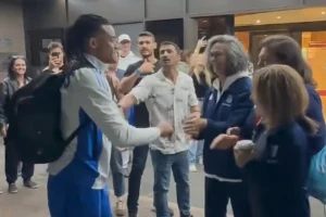 «Πάμε μέσα να τα πιούμε»: Δείτε βίντεο με την υποδοχή του Εμμανουήλ Καραλή στο ξενοδοχείο της ελληνικής αποστολής