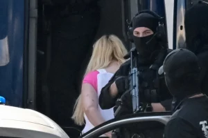 Στην Ευελπίδων η 46χρονη κατηγορούμενη για τον εμπρησμό στην Marfin, σήμερα η απολογία της, δείτε βίντεο