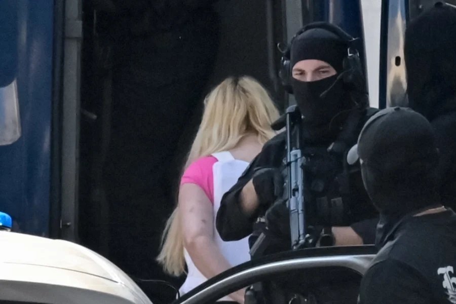 Στην Ευελπίδων η 46χρονη κατηγορούμενη για τον εμπρησμό στην Marfin, σήμερα η απολογία της, δείτε βίντεο