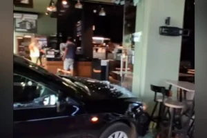 Μεσσήνη: Αυτοκίνητο «μπούκαρε» σε κατάστημα εστίασης και σταμάτησε ανάμεσα στα τραπέζια