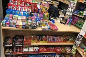 Συνελήφθησαν δύο άτομα για ξυλοδαρμό υπαλλήλου καταστήματος ψιλικών