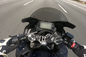 Μοτοσικλετιστής έτρεχε με 142 χλμ/ώρα σε δρόμο με όριο τα 50 – Χειροπέδες σε 46χρονο
