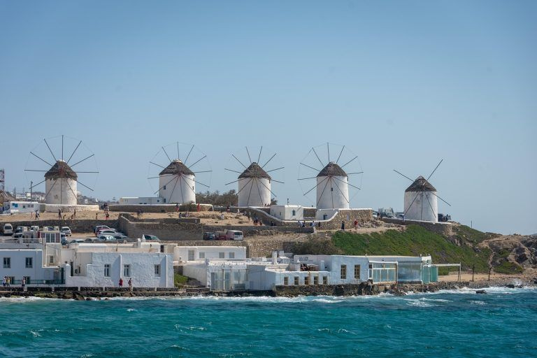 «Χρυσές» διακοπές στην Ελλάδα: Το προφίλ των τουριστών και οι βίλες των 168.000€ την εβδομάδα