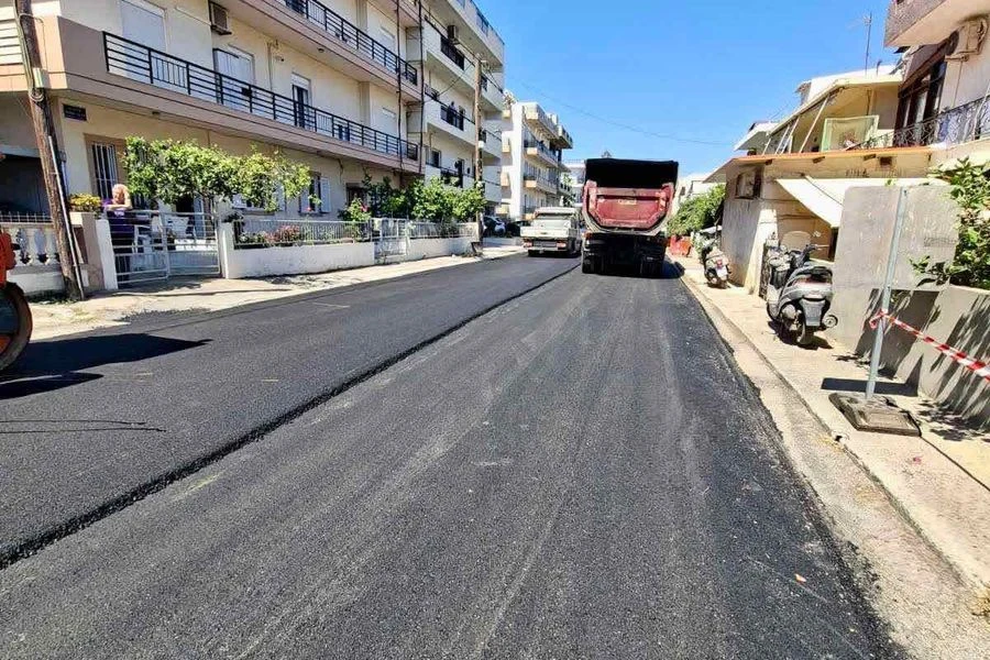 Στην οδό Νάθενα συνεχίζεται το πρόγραμμα ασφαλτοστρώσεων από τον Δήμο Ηρακλείου