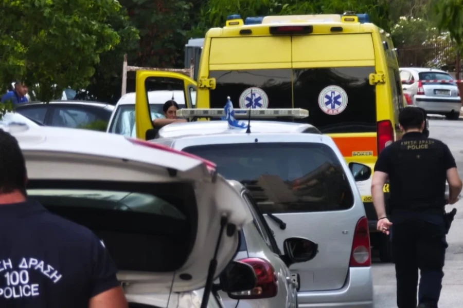 Θρίλερ στη Νέα Σμύρνη: Άνδρας και γυναίκα βρέθηκαν νεκροί από πυροβολισμούς στην είσοδο πολυκατοικίας