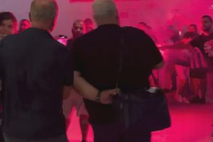 Φίλαθλοι του ΟΦΗ αποθέωσαν τα ξημερώματα στο αεροδρόμιο την αποστολή!