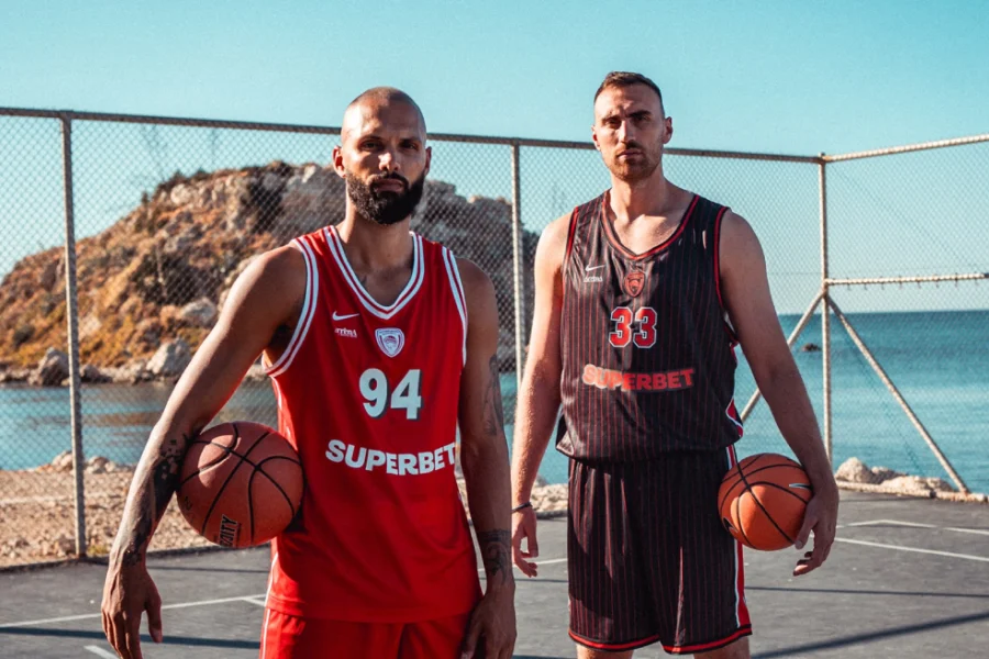Οι νέες ρετρό φανέλες του Ολυμπιακού τρέλαναν τον Φουρνιέ και «έριξαν» το ηλεκτρονικό κατάστημα