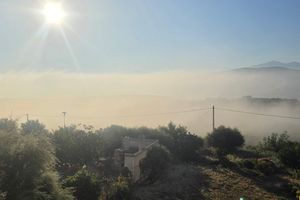 Πυκνή ομίχλη «κατάπιε» Ντία και βουνά – Εντυπωσιακές εικόνες