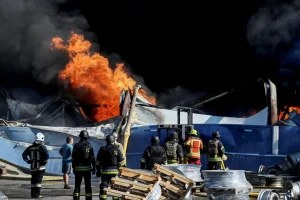 Στους 37 οι νεκροί από ρωσικό πλήγμα σε αποθήκη πυρομαχικών και drones κοντά στο Κίεβο