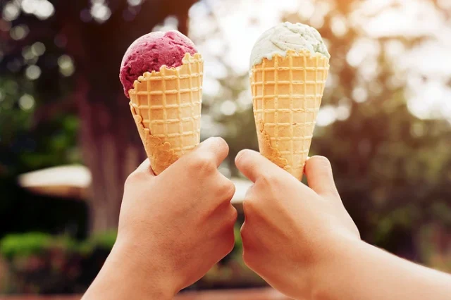 Χαμός στα social media με το πιο εύκολο καλοκαιρινό snack – Δύο υλικά αρκούν για να το φτιάξεις