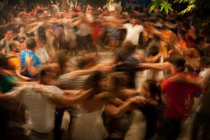 Νύχτα «ζούγκλας» σε πανηγύρι στον Πύργο: Διπλό επεισόδιο με άγριο ξύλο, νοσοκομεία και συλλήψεις