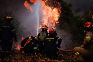 Financial Times: «Οι μεγάλες πυρκαγιές αποκαλύπτουν το κόστος του υπερτουρισμού στην Ελλάδα»