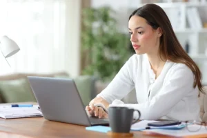 Σκύβετε πάνω από υπολογιστή όλη μέρα; 4 απλές ασκήσεις που βελτιώνουν τη στάση του σώματος