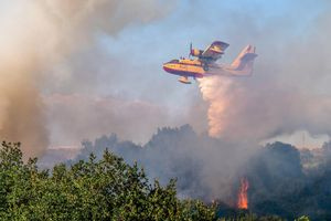 Τραγωδία στη φωτιά στα Σπάτα: Εντοπίστηκε απανθρακωμένη σορός μέσα σε αυτοκίνητο