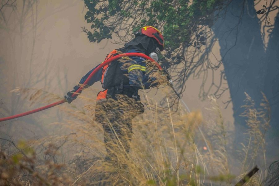 Δύο πυροσβέστες στο νοσοκομείο από τη φωτιά στη Βοιωτία