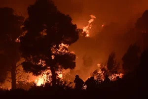 Πόρτο Γερμενό: Το χτυπάει μέγα-φωτιά – Τι είναι το πύρινο τέρας που “σημάδεψε” το θέρετρο