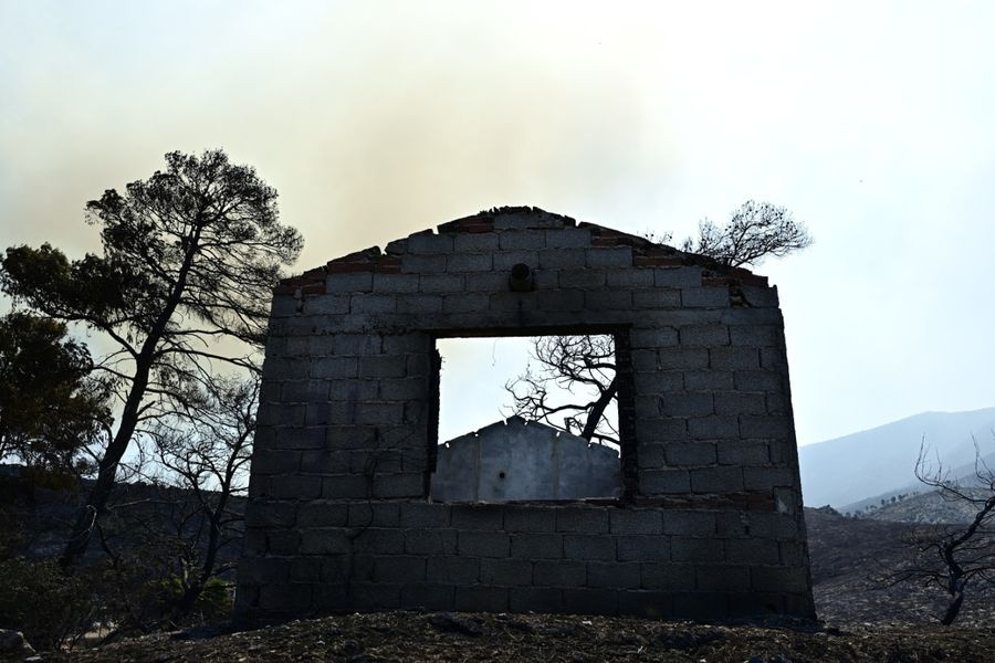 Στάχτες παντού: Αποκαρδιωτικές εικόνες από το Πόρτο Γερμενό, μια ημέρα μετά το σαρωτικό πέρασμα της φωτιάς