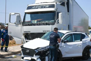 Τροχαίο στην Πρέβεζα: Το φορτηγό παρέσυρε τα αυτοκίνητα που ήταν σταματημένα στο φανάρι της υποθαλάσσιας σήραγγας, τι λέει Ιταλίδα τραυματίας
