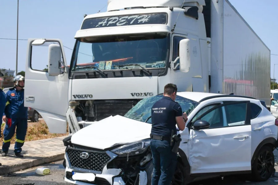 Τροχαίο στην Πρέβεζα: Το φορτηγό παρέσυρε τα αυτοκίνητα που ήταν σταματημένα στο φανάρι της υποθαλάσσιας σήραγγας, τι λέει Ιταλίδα τραυματίας